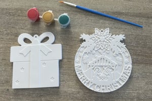 Kit Créatif Noël – 2 Décorations de Sapin en Jesmonite à Peindre + Peinture & Pinceau | Boule et cadeau