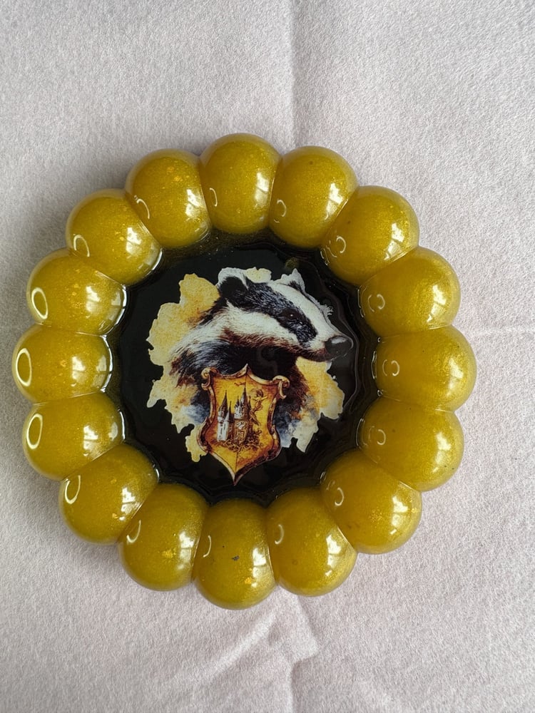 Vide-poche artisanal jaune et noir en résine époxy inspiration univers fantastique