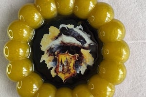 Vide-poche artisanal jaune et noir en résine époxy inspiration univers fantastique