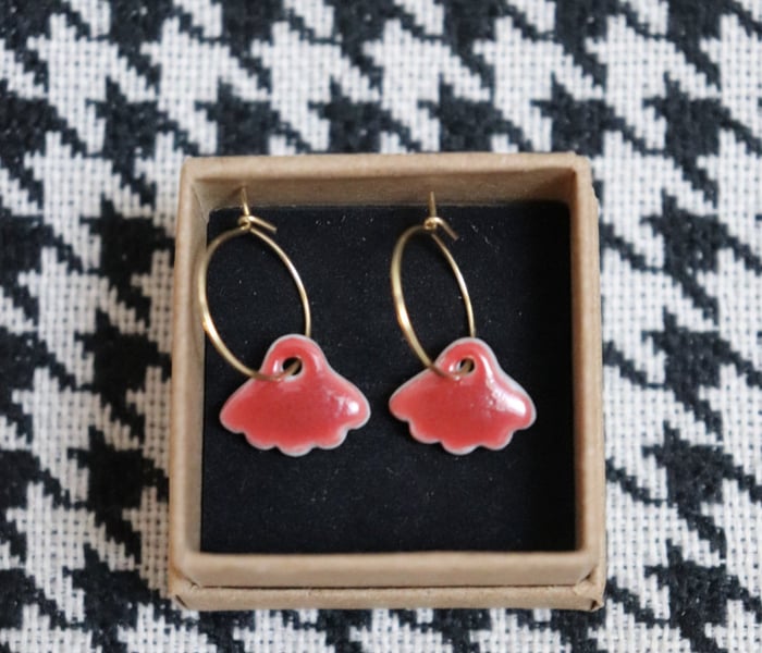 Boucles d’oreilles créoles mini fleurs en porcelaine