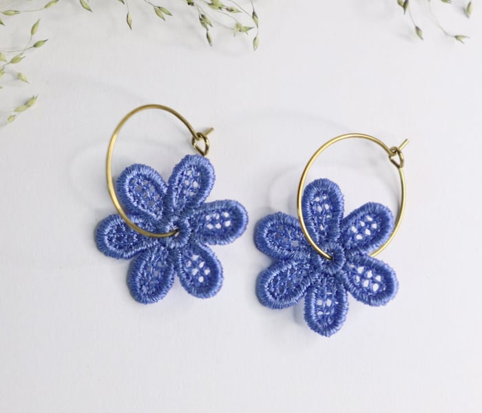 Boucles d’oreilles créoles fleurs brodées dentelle