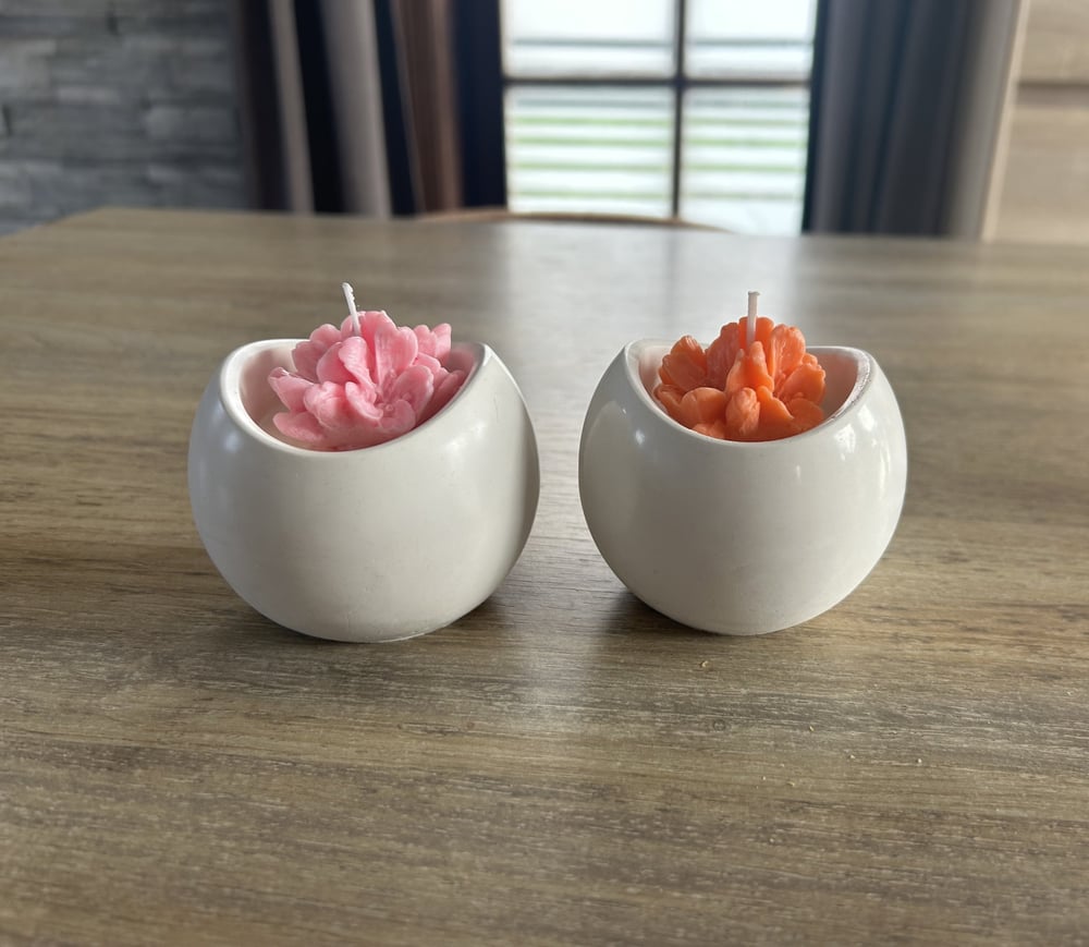 Pot en jesmonite remplie de bougie Bio parfumée ornée d'une fleur couleur au choix