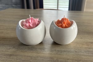 Pot en jesmonite remplie de bougie Bio parfumée ornée d'une fleur couleur au choix
