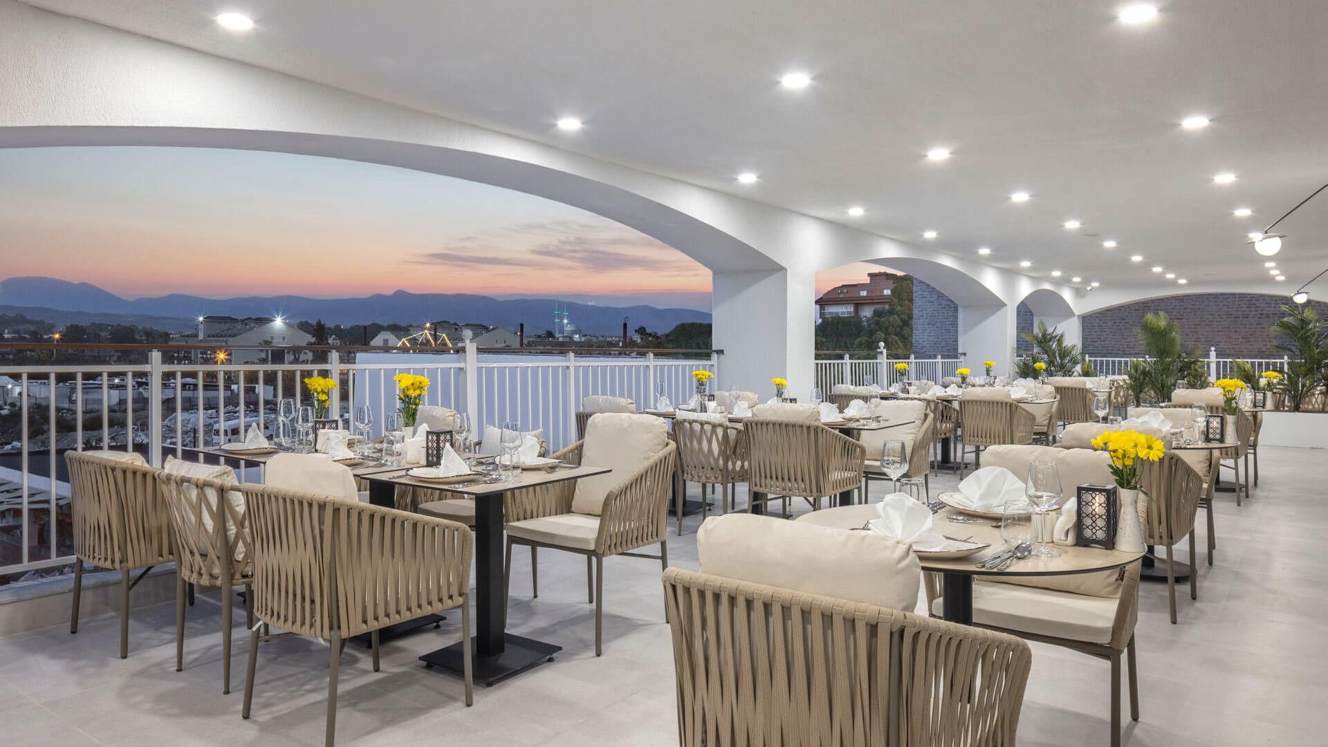 Gün batımında restoran terası
