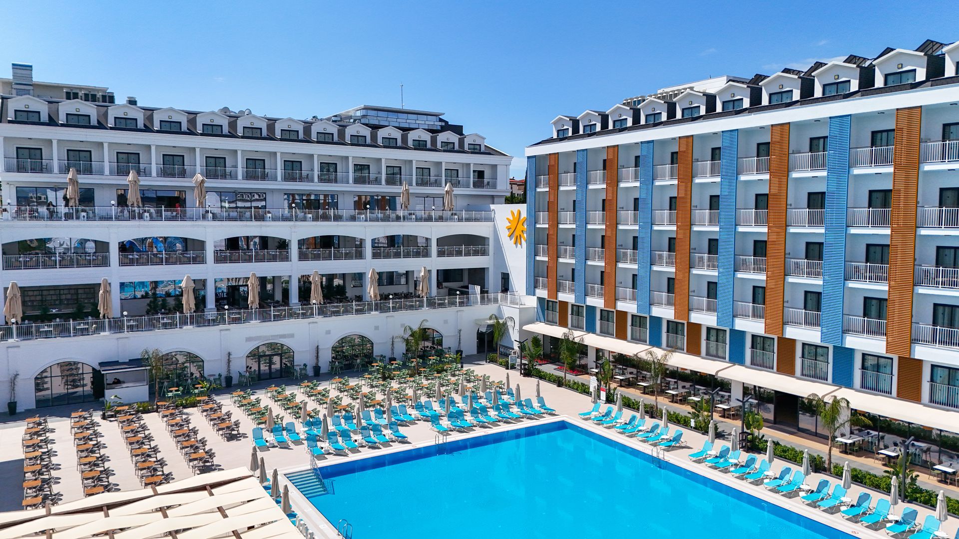 Otel binaları ve havuz alanı