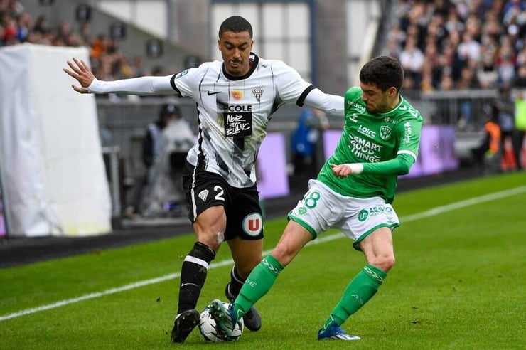 L’AS Saint-Étienne terrasse Angers et s’offre une victoire éclatante (3-0)