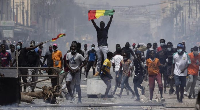 Crise au Sénégal : L’Assemblée nationale examine le report controversé de la présidentielle