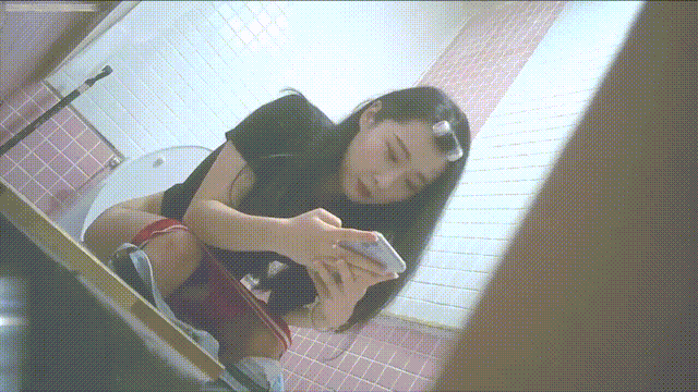 ⚫️快餐店公共女厕真实偷拍多位学生妹小姐姐方便，尿完不像是擦逼倒像是自摸 - 老宋论坛-老宋论坛