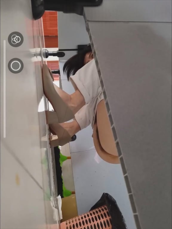 七月流出厕拍大神手持闯拍写字楼女厕偷拍高跟鞋制服OL姐姐貌似被她发现了突然低头被 配图5