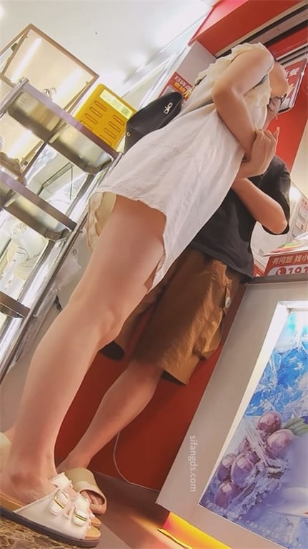 爆推【商场偷欢】绝美嫩妹大长腿，白嫩内裤骚到爆，龟男爽翻天，当街忍不住搂抱摸奶激 配图3