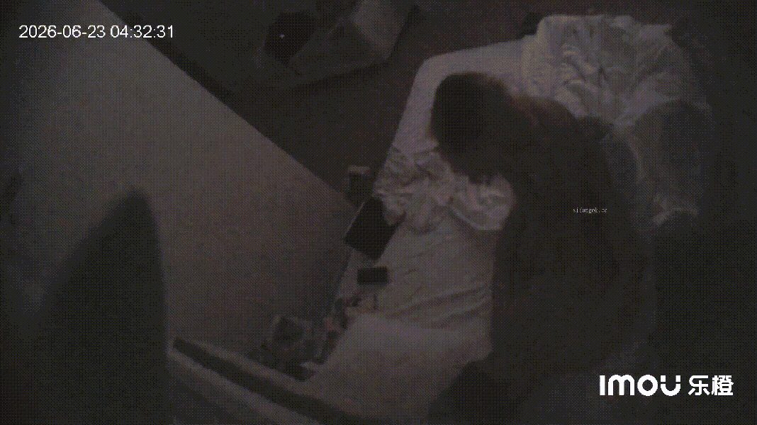 6-23流出乐橙酒店偷拍猥琐男用班里打扮最潮的学妹的骚穴来排浓精，精液像不要钱一 配图6