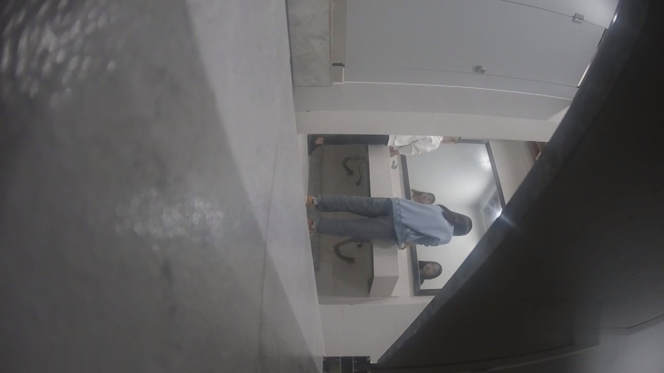厕拍大神手持闯拍景区餐厅女厕前后角度偷拍食客尿尿黑靴短裙少妇逼毛浓密无水印原版 配图8
