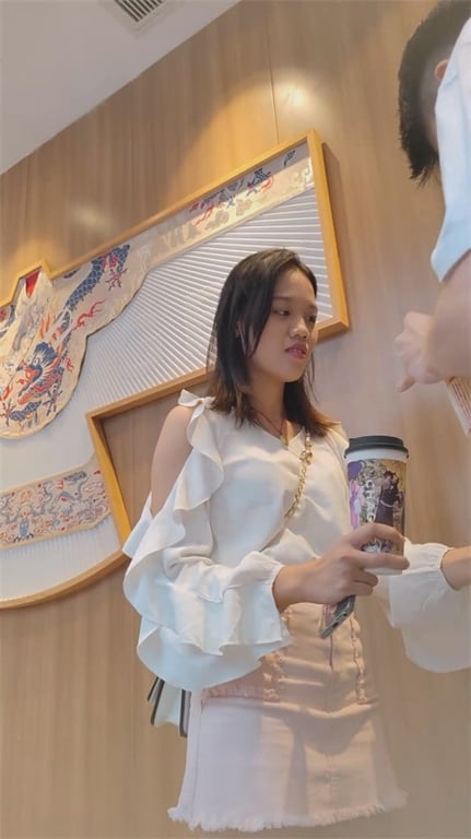 爆款推荐【步行街抄底】极品骚少妇超短裙丁字裤走光，炎炎夏日给美臀透透气，玉足特写 配图4