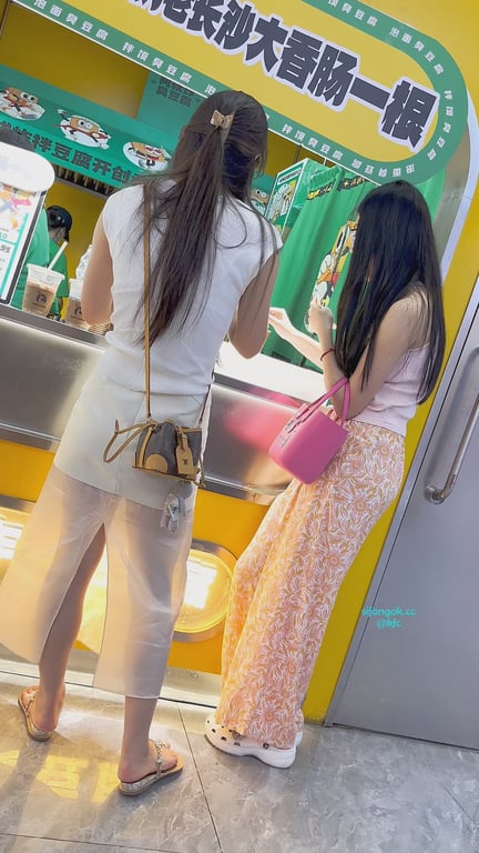 【KFC】❤ 少妇闺蜜逛街甜笑，开衩裙下CD白色骚窄内若隐若现-老宋论坛