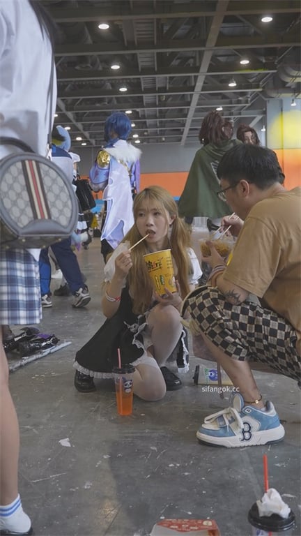 爆款推荐【展会偷窥】性感丝袜泡泡裙下白嫩骚内大暴露！玉足高清特写，龟男全程盯内裤 配图3