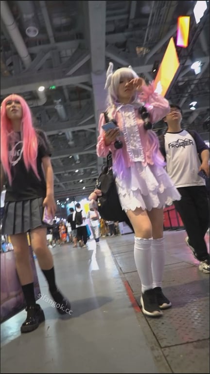 ❣️爆款推荐❣️【展会偷拍】绝美清纯女神玉足高清特写！白内裤竟写Fuck You，纯欲外表下藏着极致骚气，1V激情直击 - 老宋论坛-老宋论坛