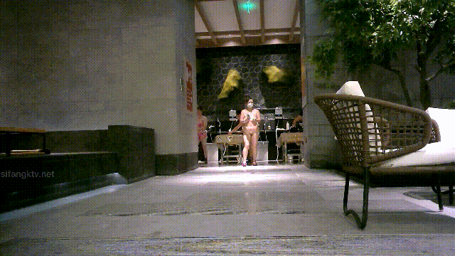 澡堂子真实偷拍淋浴洗澡的年轻小姐姐阴毛浓密乳头粉嫩嫩的真养眼愃 配图5