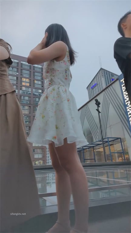 ❣️爆款推荐❣️【街头当众抄底】骚气眼镜妹绿帽现场直播！龟男面前激情露底，小少妇齐逼短裙白内裤诱惑直接爆表🔥 - 老宋论坛-老宋论坛