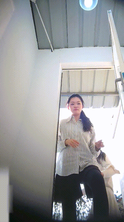 美女如云街边女公厕真实偷拍多位小姐姐方便，近景特写后位双洞清晰可见，同步露脸⑸ 配图3