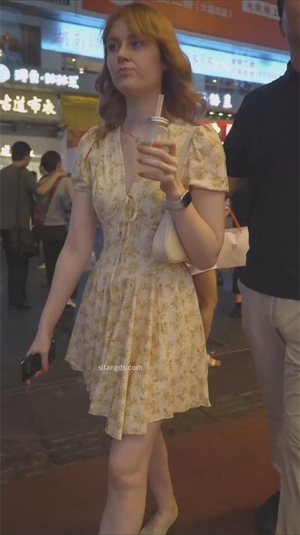 爆款推荐【步行街极品猎艳】金发洋妞骚丁字裤直勾勾勾引，龟奴狂喜骑洋马！大长腿黑内 配图16