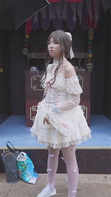 爆款推荐【游乐园激情抄底】绝美颜值女神，白丝泡泡裙下碎花内裤若隐若现，大腿根部性 配图4
