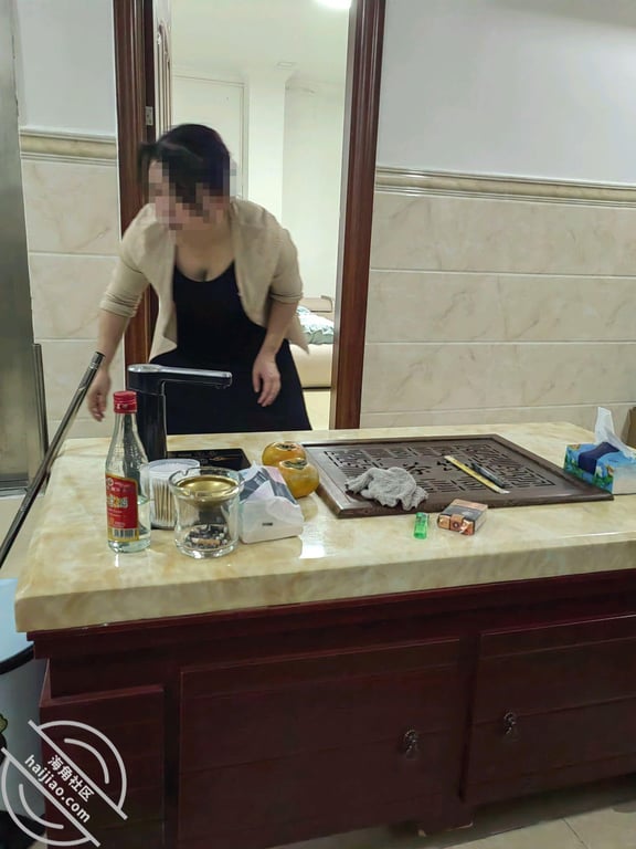 我的妈妈36。帖子为什么一直审核不通过啊？？脚崴了，欣赏一下老妈的身材吧 - 老宋论坛-老宋论坛