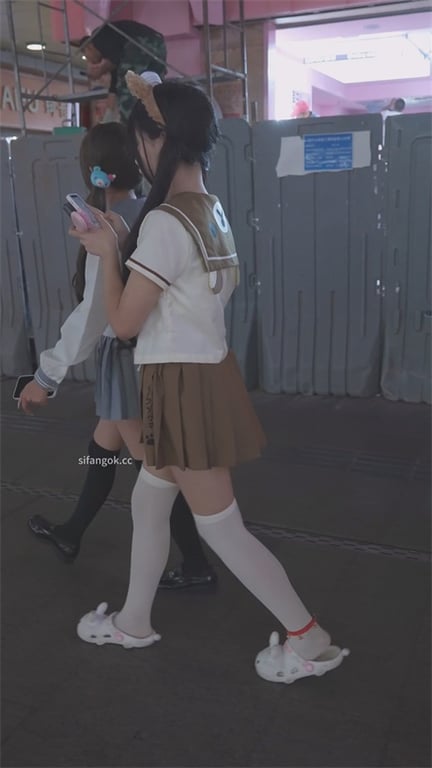 ❣️推荐❣️【步行街抄底】颜值嫩妹,水手服小拖鞋有点反差,白内裤都穿黄了都不换,味应该挺足1V愃 - 老宋论坛-老宋论坛
