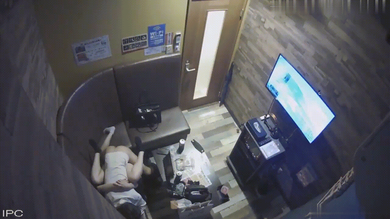 黑客入侵KTV包厢摄像头偷拍！年轻情侣沙发激情大战高清实录 配图2