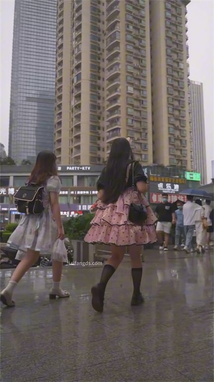 极致诱惑【步行街寻宝】绝美气质妹泡泡裙下，饱满翘臀与粉嫩前穴，忍不住想埋脸狂吸猛 配图3