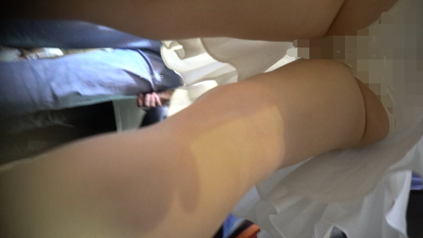 空城原创尾随偷拍和老公十指相扣有说有笑闲逛的白裙少妇，一路跟拍收下少妇米白内包裹 配图4