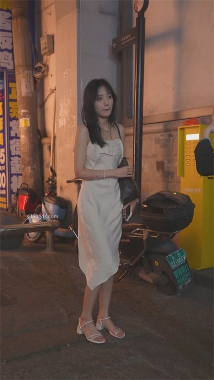 爆款推荐【商场抄底】极品模特女神颜值爆表身材犯规，短裙透视内裤骚到极致，那翘臀让 配图10