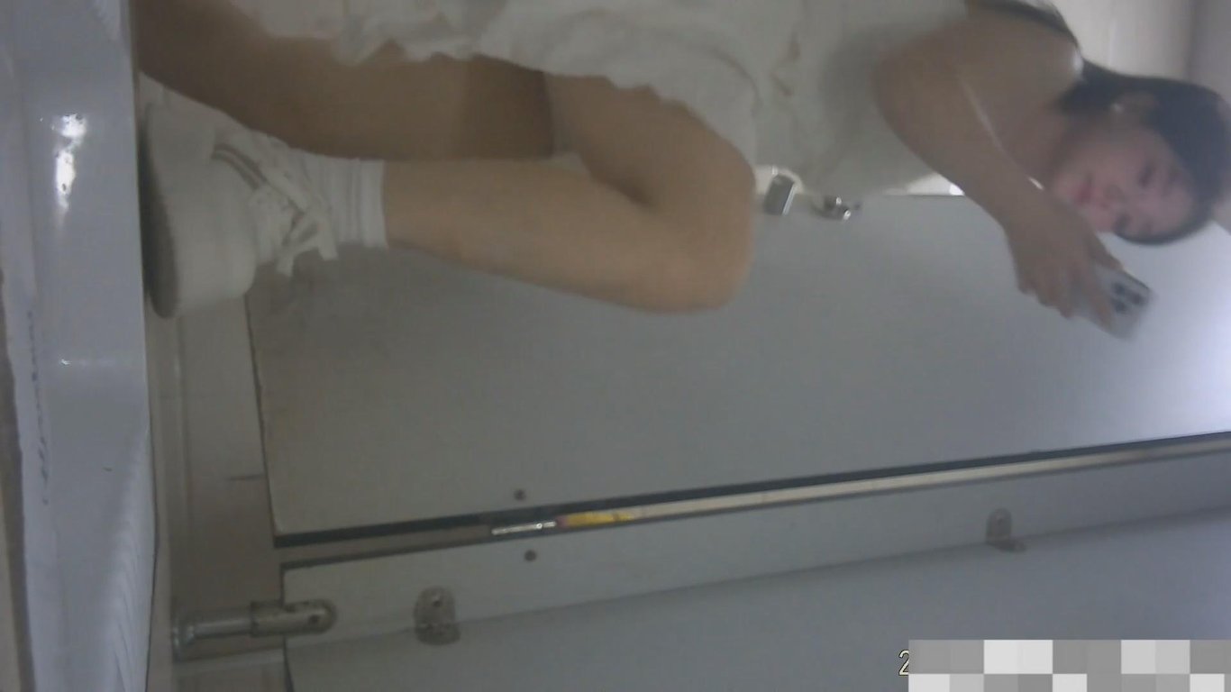 私房八月新流出售价70元【主播厕拍】双视角超清晰偷拍年纪不是很大的美女主播 配图7