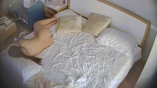 《居家摄像头破解》眼镜哥和美女老婆大白天的在家里裸睡啪啪啪老婆身材颜值都是一流 配图11