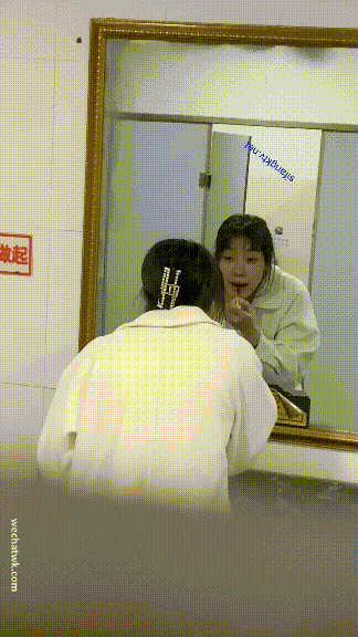 极致偷窥！高颜值白嫩纯情小姐姐厕拍私密实录，俏脸蜜穴同框排泄，尿液狂喷带出大量白 配图5