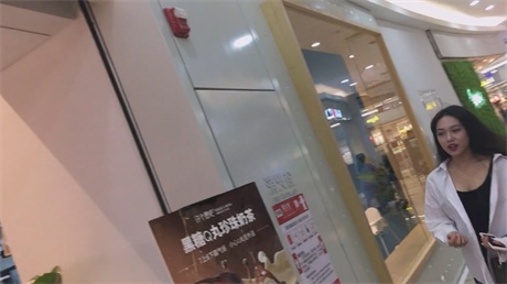 爆爽福利【商场地铁极致抄底】偶遇2位高跟短裙真空绿茶妹，纯欲脸蛋大胆挂空挡，硬挺 配图8