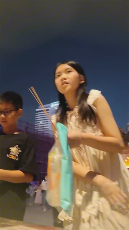 爆款推荐【步行街抄底】极品骚少妇超短裙丁字裤走光，炎炎夏日给美臀透透气，玉足特写 配图9