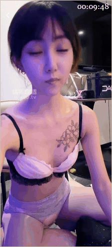 ㊙【SM调教】【小菲】贴脸口水白棉袜鞋底圣水/口水圣水羞辱专场/裸足口水屁股羞辱 配图3