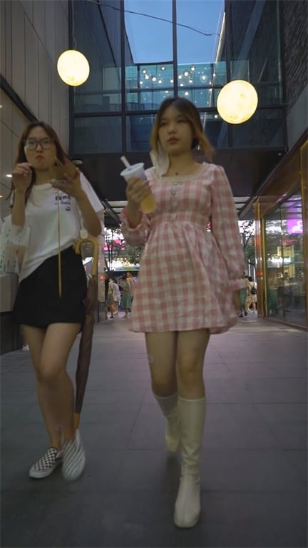 推荐【步行街抄底】颜值嫩妹,这小皮靴透明内裤太骚了,逼毛都溢出来了,阴户很饱满, 配图14