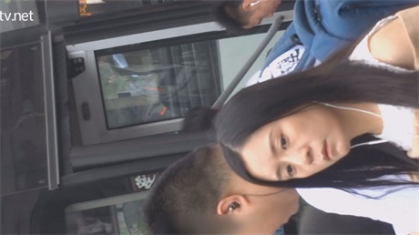 爆款推荐【清纯小少妇真空出街】大长腿美臀下竟藏巨型痔疮，反差刺激直接爆表1V！ 配图3