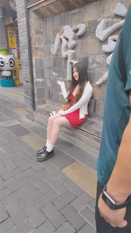 ❣️爆推❣️【步行街极品】绝美嫩妹吊带红裙小皮鞋，白内裤骚到骨子里，甜笑勾人想娶回家1V1 - 老宋论坛-老宋论坛
