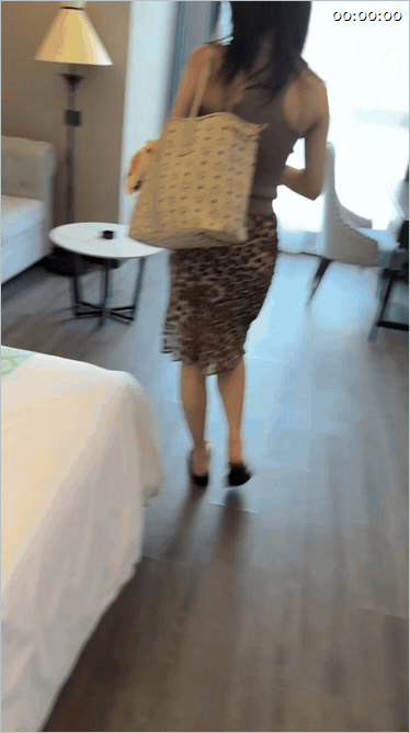 顶级富二代DOM调教爆款！极品高颜反差女神豹纹短裙翘臀诱惑，露脸自拍性爱系列完整 配图8