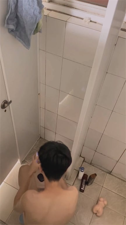 推荐浴室偷拍【大学男生自慰】讲究人，用硅胶娃娃撸管自慰，手机看片调情，射完娃娃扔 配图8