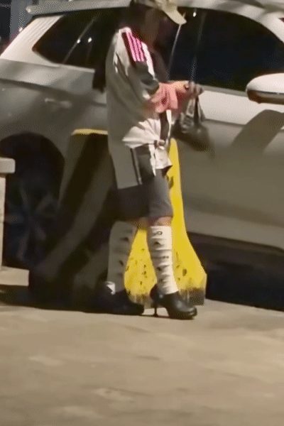 广东惠州水东街饥渴小淫虫当街操穴 马路牙子上演激情活春宫！ 配图4