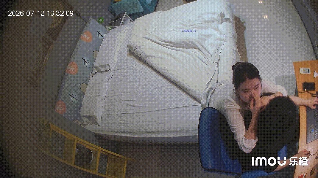 乐橙酒店偷拍！反差白袜女学霸作业中遭男友突然按桌猛干，浪叫高潮动人不止（11V） 配图4