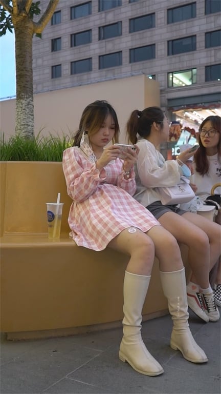推荐【步行街抄底】颜值嫩妹,这小皮靴透明内裤太骚了,逼毛都溢出来了,阴户很饱满, 配图9