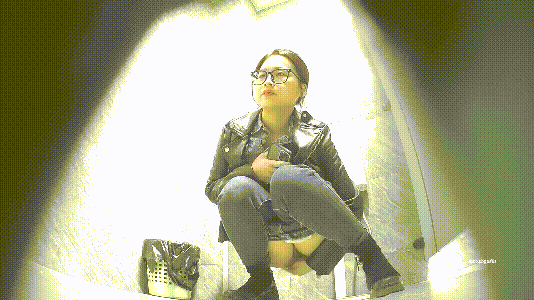 酒店餐厅女厕高清偷拍多位极品美女嫩鲍鱼全景诱惑大曝光 配图7