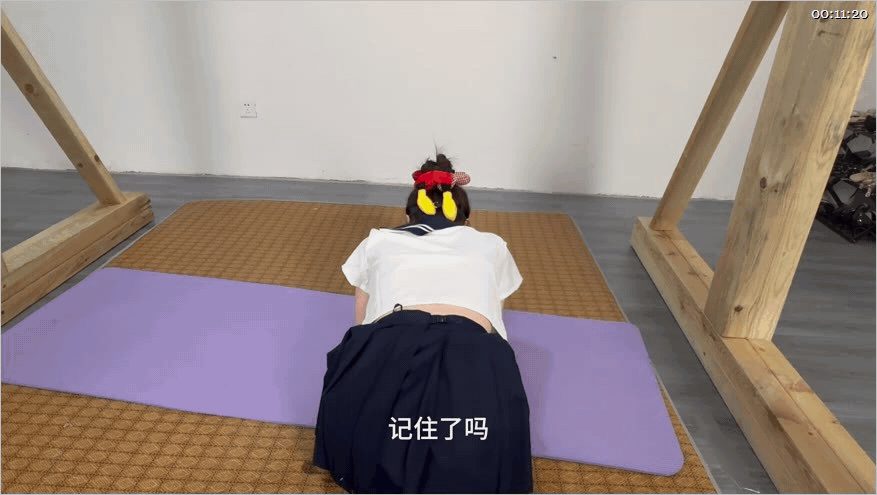 【SM调教】【眼眸出品】第三十二部客户定拍《水手服JK+犬调训练+吊鞭》 配图1