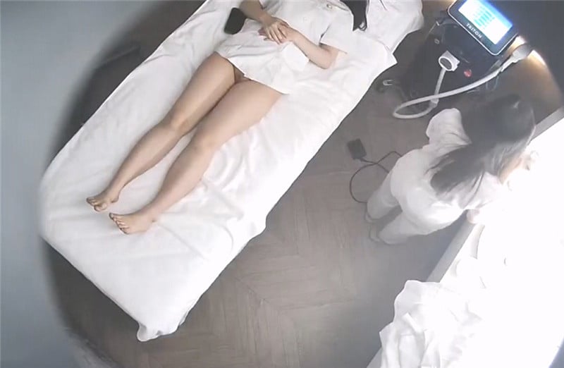 《美容院摄像头破解》真实记录两位少妇做阴部护理小黑鲍秒变无毛小嫩B 配图2