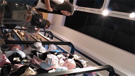 重磅推荐【超市极致偷拍】颜值爆表清纯靓妹云集，绿帽视角刺激到爆！玉足高清特写，看 配图6