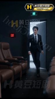 【AI短剧】《电影院最后一排》1-2集 她买了最后一排靠墙，想把世界关在银幕外面 配图3
